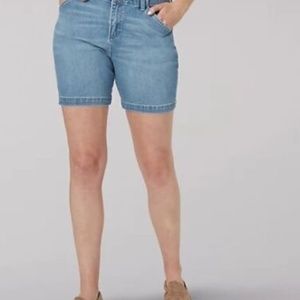 NWT Lee WOMEN'S REGULAR FIT CHINO WALK SHORT IN MATINEE Size 4AVG REG